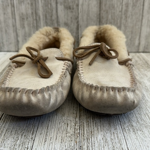 UGG Leather Dakota Moccasins Cream Ivory Slip On Slippers Sheepskin
Size 8 - Picture 7 of 8